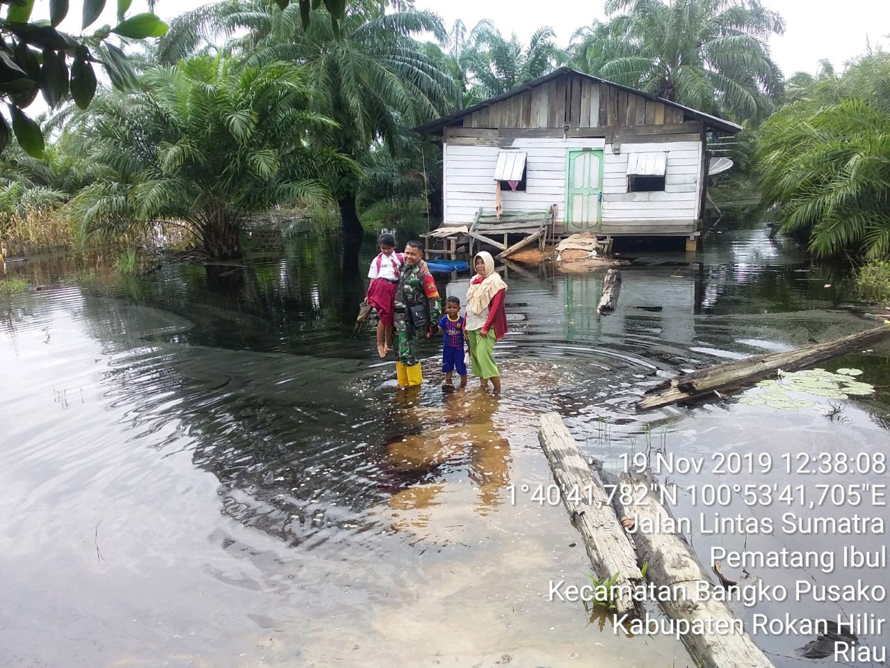 Curah Hujan Tinggi, Babinsa Koramil 05/RM Turun Ke Desa