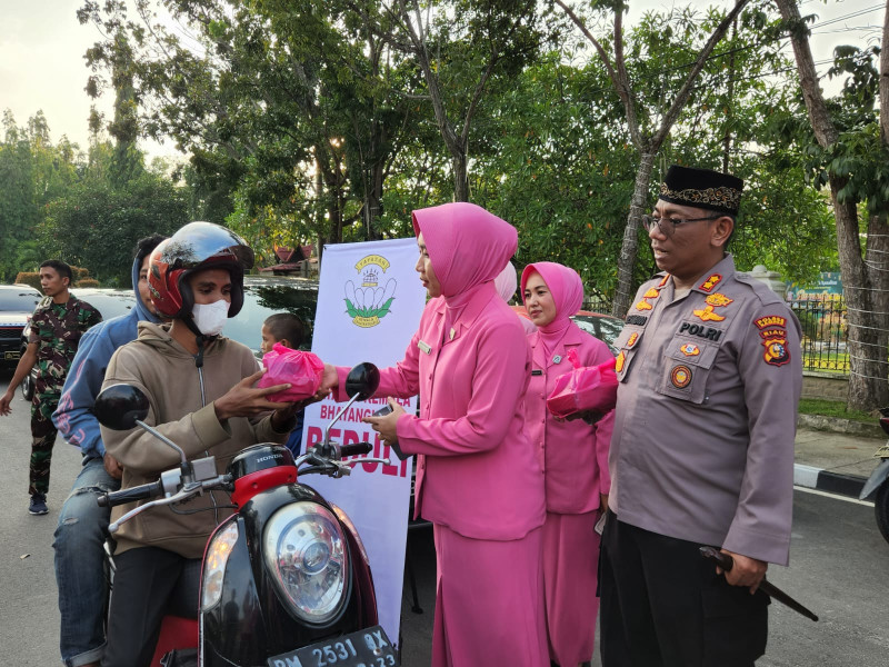 Sinegritas TNI Polri Berbagi Takjil Kepada Masyarakat