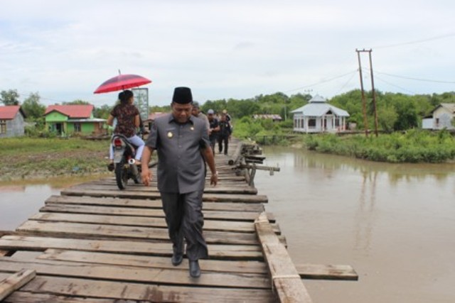 Jembatan Rusak Parah, Wabup Rohil Boyong Tiga Anggota DPRD Kelokasi