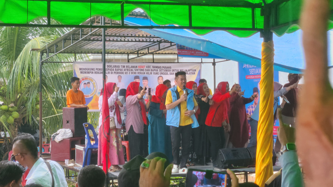 Kompak kenakan Jilbab Merah Ratusan Emak -emak di Bangko Permata Dukung Asset Dua Periode..!!