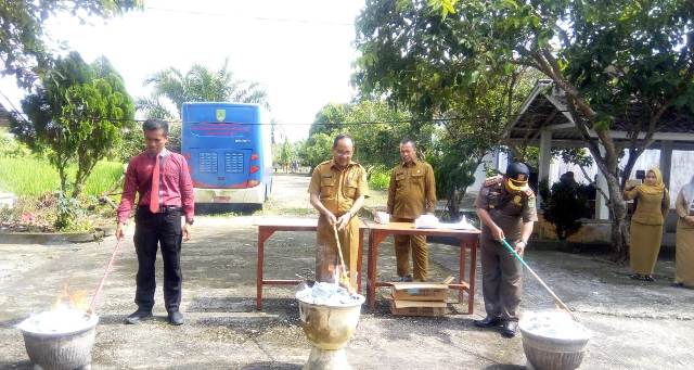 Disduk Capil Rohil Musnahkan 7.163 KTP Elektronik Invalid Disduk Capil Rohil Musnahkan 7.163 KTP Elektronik Invalid