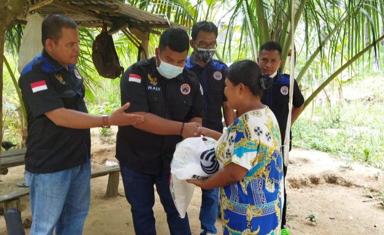 Peduli Dampak Covid-19, Garda Nasdem Rohil Bagikan 3.600 Paket Sembako ke Warga