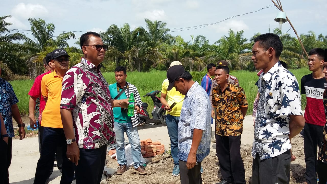 Kunjungan Kerja, Bupati Rohil Tinjau Pembangunan Sanitasi,Jalan Lintas Dan Jembatan Di Sinaboi