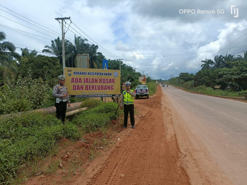 Satlantas Polres Rohil Pasang Spanduk Keselamatan Bagi Pengendara