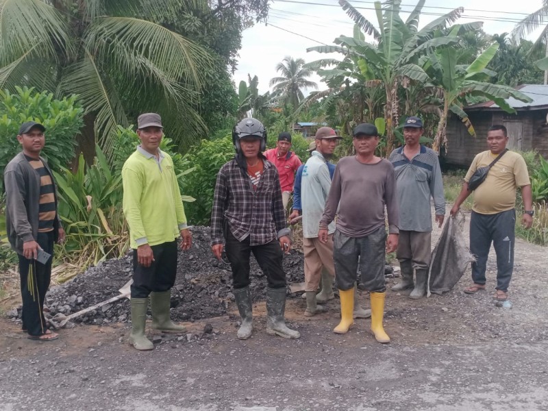 Penghulu, Kadus, RT Dan Puluhan Warga Goro Perbaiki Jalan Makmur