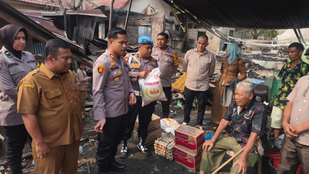 Wujud Kepedulian Polri, Polsek Bagan Sinembah Bantu Warga Terdampak Kebakaran