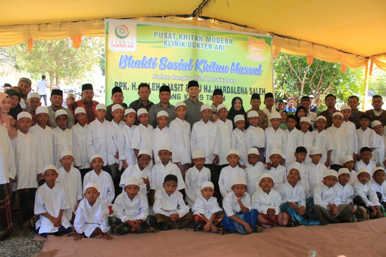 Milad Pernikahan, Mantan Gubernur Riau Lakukan Kegiatan Sunat Massal