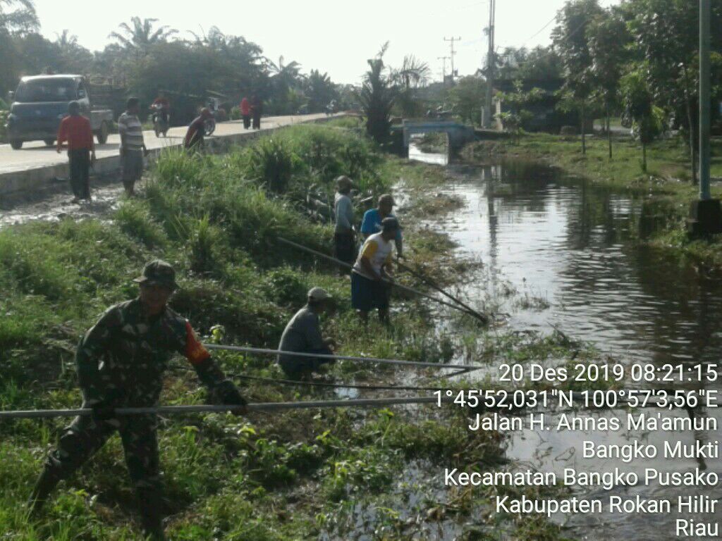 Antisipasi Banjir, Babinsa Koramil 05/RM Laksanakan Goro Bersama Warga