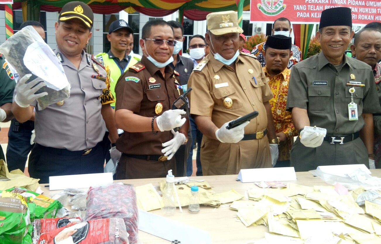 Kejari Rohil Musnakan 354 Barang Bukti Pidana Umum