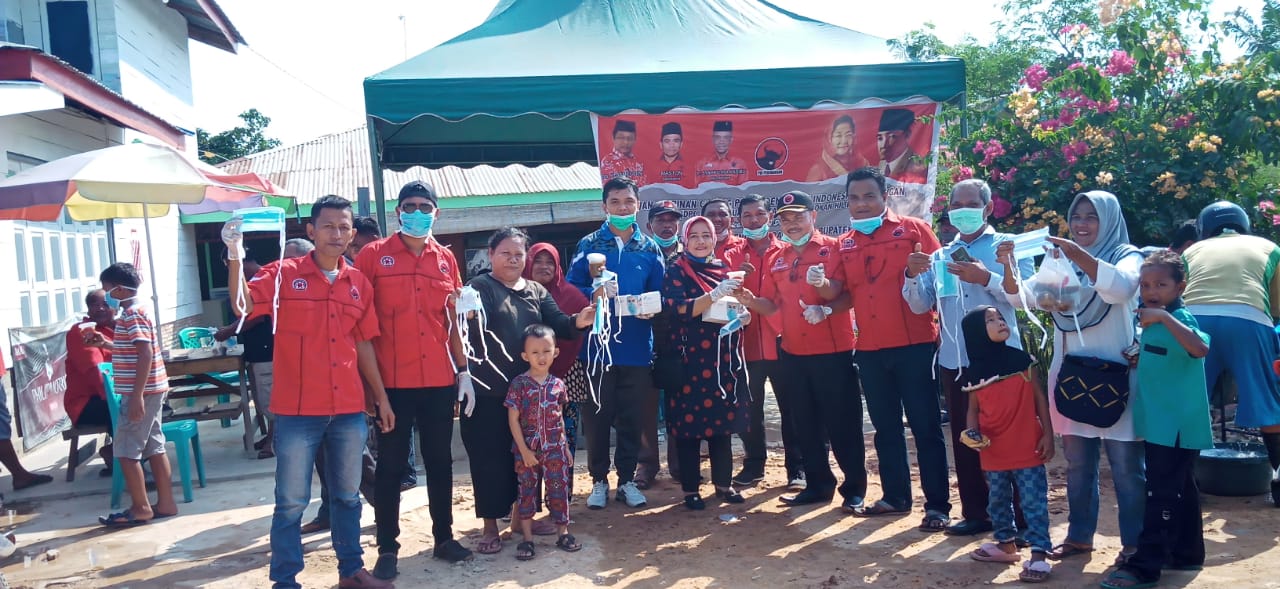 Baguna Rohil dan Jhonni Simanjuntak Bagi Jamu Gratis Ke Masyarakat Baguna Rohil dan Jhonni Simanjuntak Bagi Jamu Gratis Ke Masyarakat