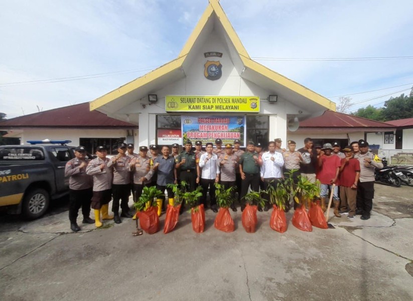 Aksi Penanaman Pohon Booming Green Policing Polda Riau di Mandau