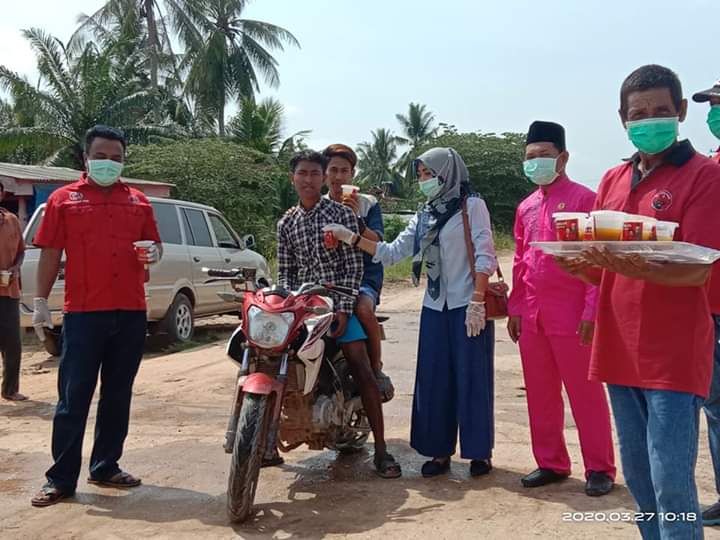 Lawan Corona, PDI P Rohil dan BAGUNA Bagikan 1000 Gelas Jamu Gratis ke Masyarakat