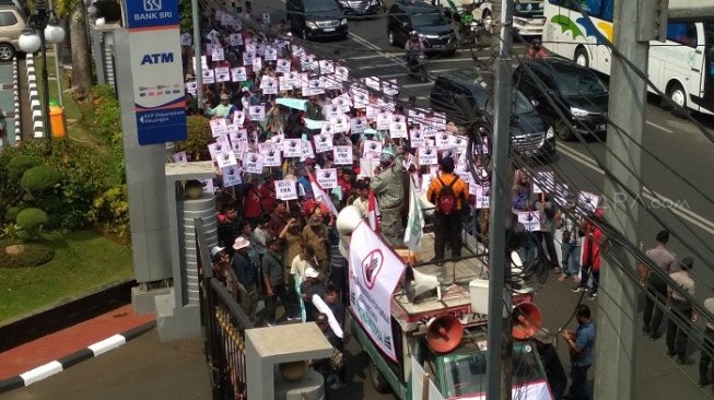 Pagi-pagi Kantor Sri Mulyani Digeruduk Pendemo