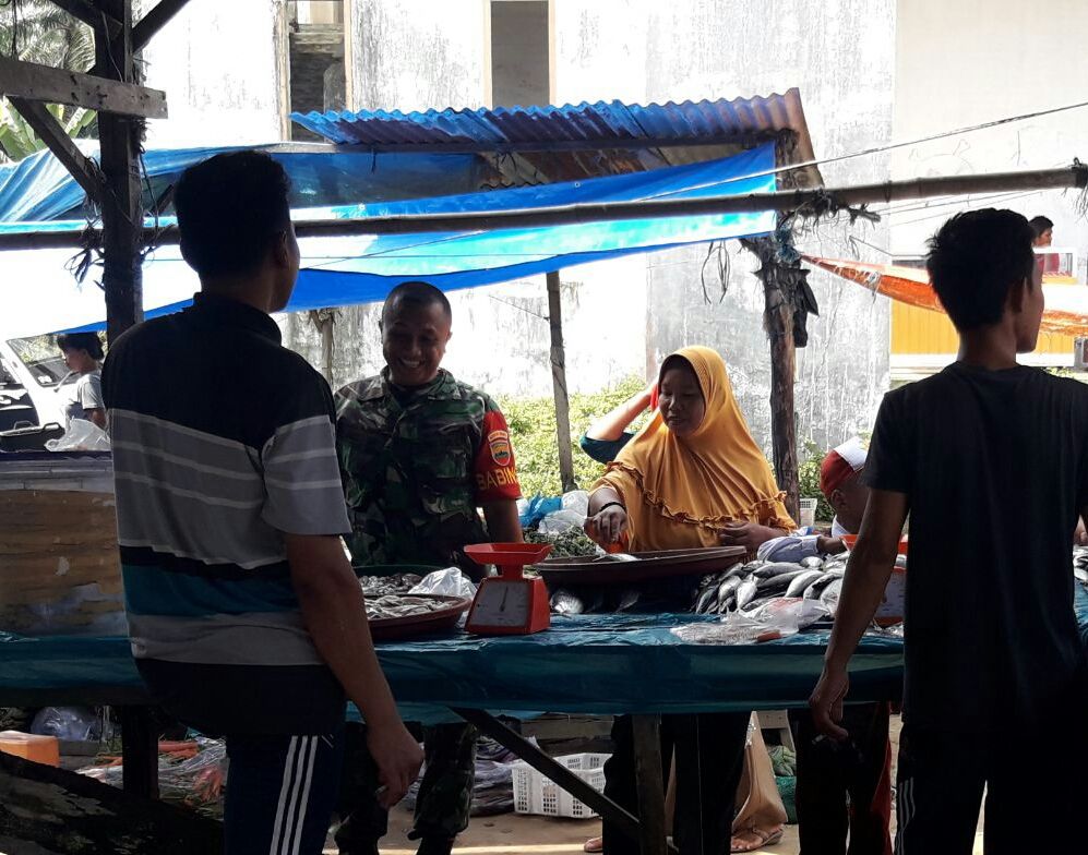 Jelang Idul Fitri, Babinsa Koramil 05/RM Pantau Harga Sembako di Pasar Tradisional