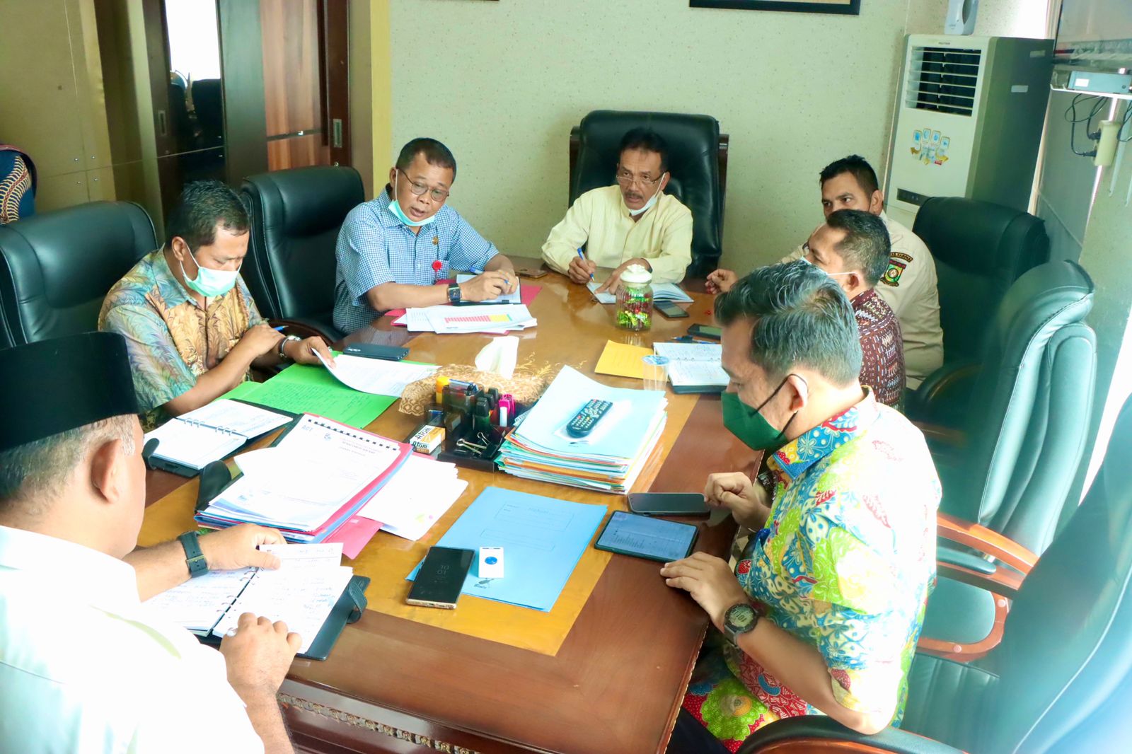 Pimpin Rapat Percepatan Vaksinasi, Yusri Minta Bentuk Koordinator Per Kecamatan Pimpin Rapat Percepatan Vaksinasi, Yusri Minta Bentuk Koordinator Per Kecamatan