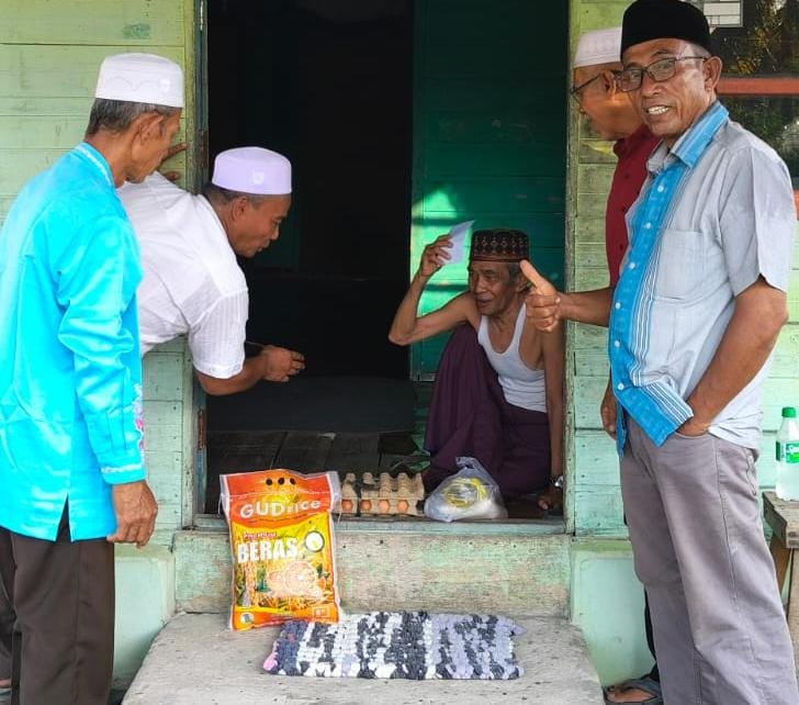 Kali Ini 20 Warga Kurang Mampu Dapat Sembako Dari Tim GJB Pemuda Sintong