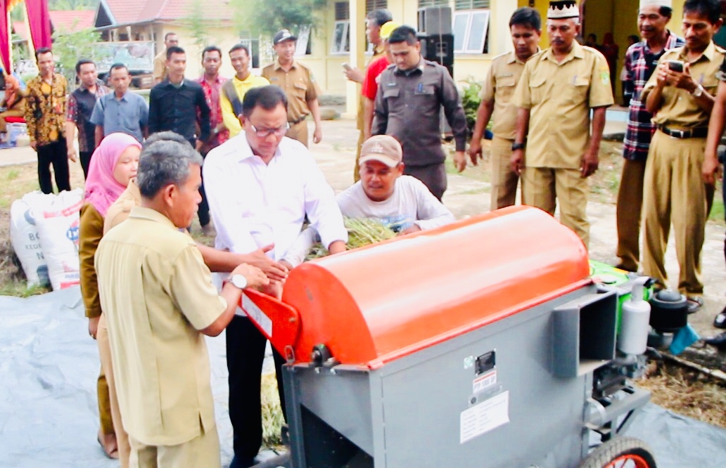 Bupati Rohil Serahkan 10 Unit Alat Perontok Padi ke Poktan Bupati Rohil Serahkan 10 Unit Alat Perontok Padi ke Poktan