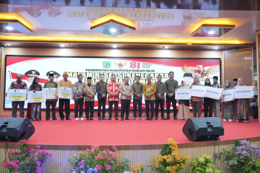 Momen HUT ke-81 RI, BAZNAS Rohil Salurkan Bantuan Sosial dan Pendidikan Senilai Rp 1,4 Miliar