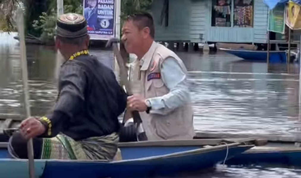 Bupati Rohil Kunjungi Warga Yang Terkena Kebanjiran Dengan Menaiki Sampan