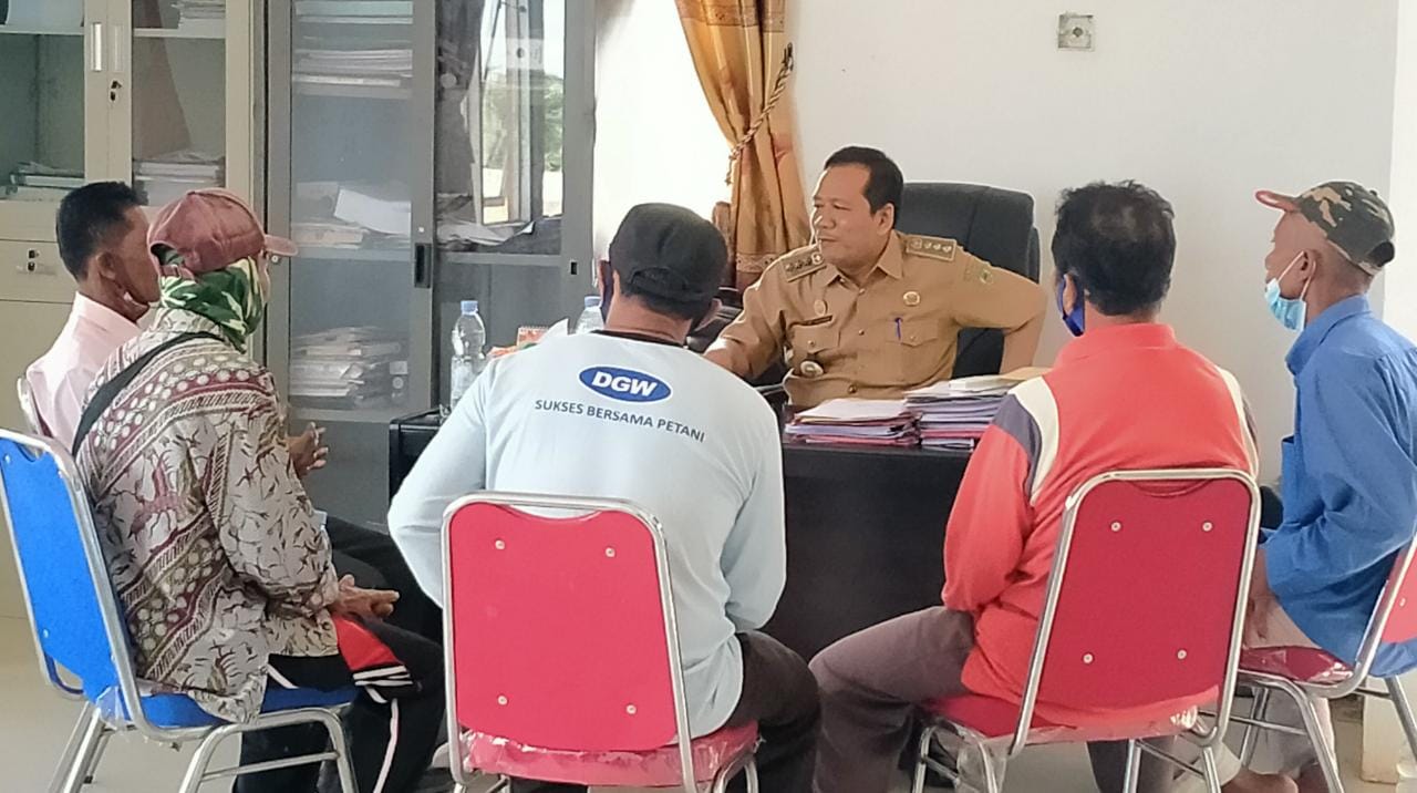 Tanyakan PAW Penghulu Pedamaran, Puluhan Masyarakat Datangi Kantor Camat Pekaitan