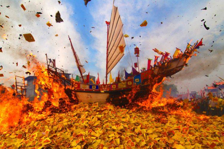 Empat Kali Pesawat Tempur Melintas di Lokasi Bakar Tongkang Rohil, ada apa? Empat Kali Pesawat Tempur Melintas di Lokasi Bakar Tongkang Rohil, ada apa?