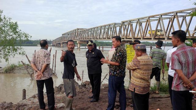 Wabup Rohil Pantau Program Pembangunan Turap di Jumrah