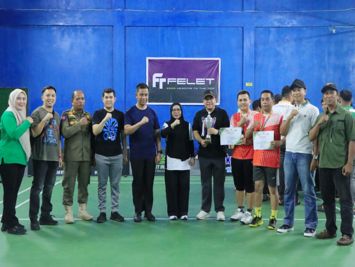 Disaksikan Langsung Bupati dan Wabup Kampar, Satpol PP Kampar Juara II Turnamen Badminton