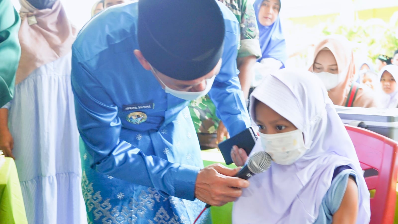 Tinjau Vaksinasi Anak, Bupati Rohil Beri Hadiah Kepada Siswa SDN 001 Bagansiapiapi