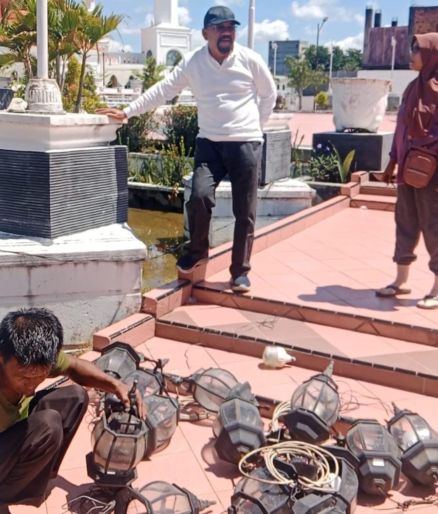 Persiapan Malam Renungan Suci HUT ke-81 RI, DLH Rohil Bersihkan TMP Kusuma Bakti
