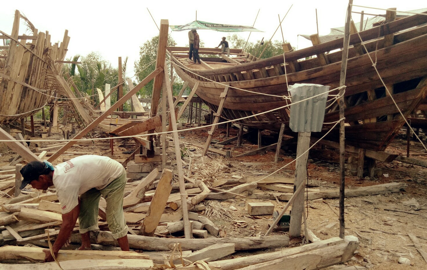 Galangan Kapal Batu Delapan Diduga Tak Berizin, Bahan Baku Rambahan PT DRT