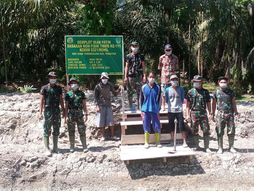 Satgas TMMD goro di demplot ikan patin bersama masyarakat