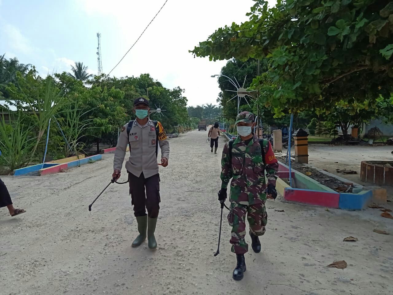 Babinsa dan Bhabinkamtibmas Kembali Laksanakan Penyemprotan Desinfektan