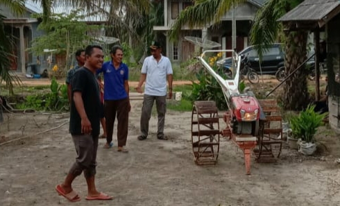 Dandim 0321/Rohil Beri Pinjam Pakai Hand Traktor
