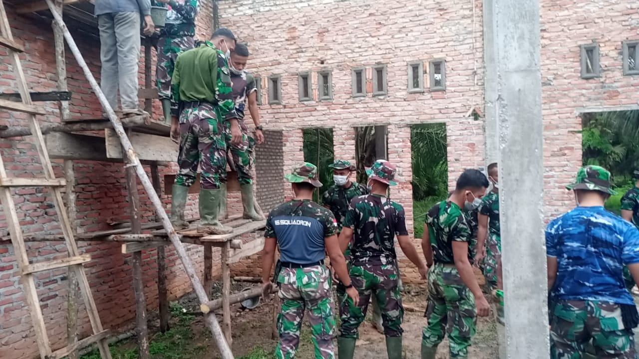 Anggota Satgas TMMD bantu warga Goro pembangunan Mesjid