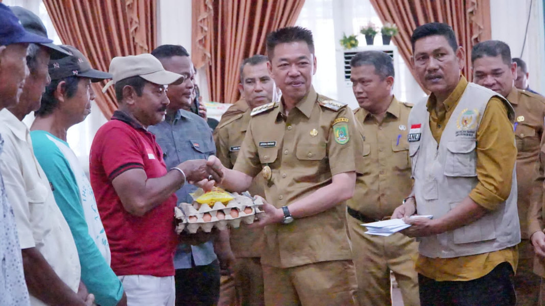 Temu Ramah Dengan Abang Becak dan Gerobak, Bupati Rohil Serahkan Bantuan Sembako Temu Ramah Dengan Abang Becak dan Gerobak, Bupati Rohil Serahkan Bantuan Sembako
