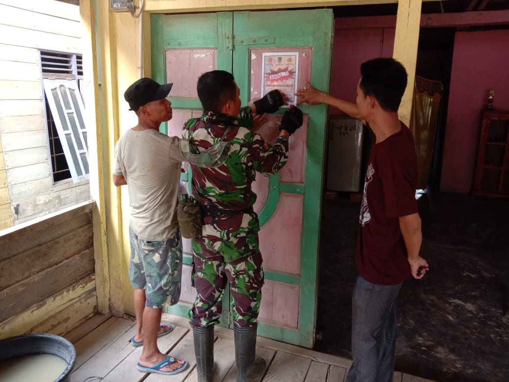 Babinsa Koramil 05/RM Pasang Himbauan Larangan Membakar Lahan