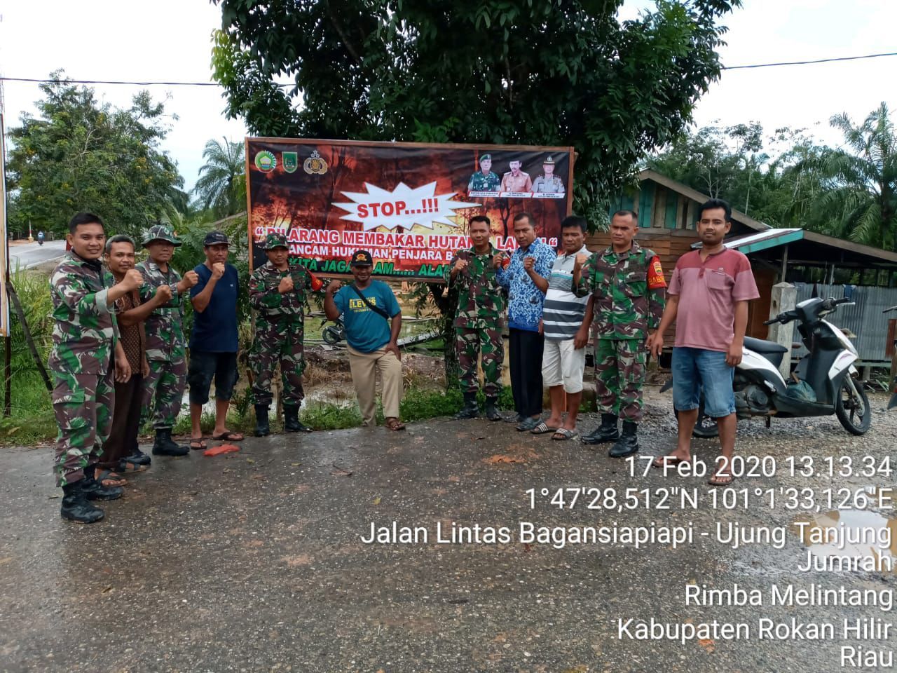 Cegah Karhutla, Babinsa Bersama Masyarakat Pasang Spanduk Himbauan