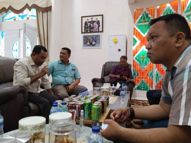 Jalin Silaturahmi, Sekda Rohil Undang Media di Kediamannya