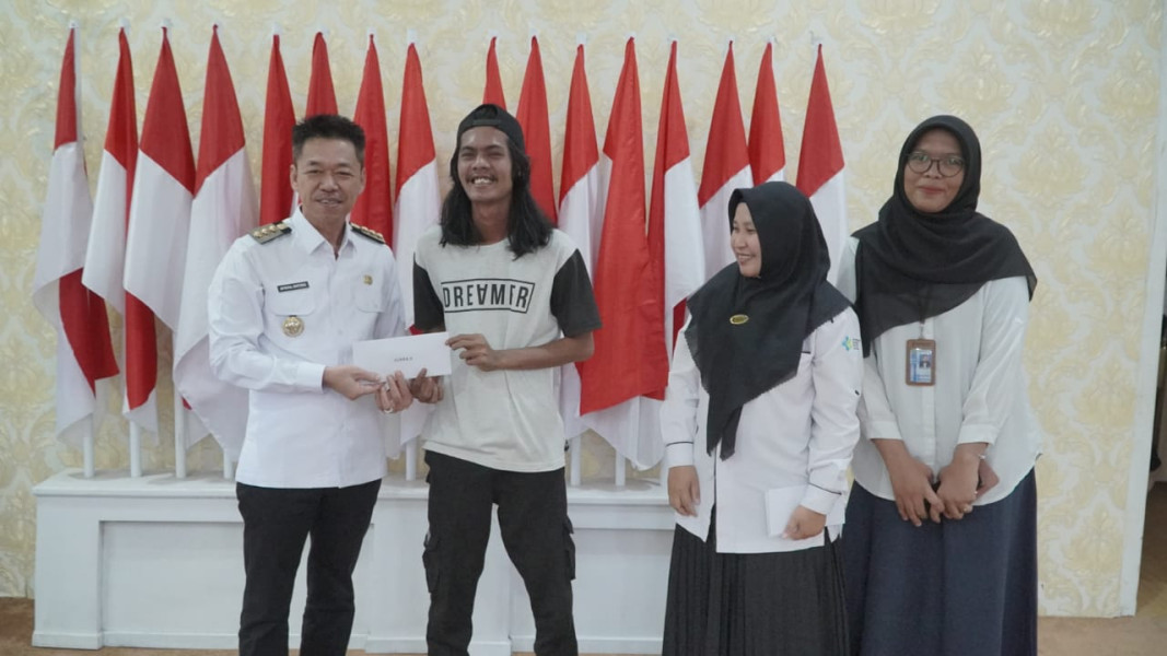 Bupati Rohil Serahkan Uang Pembinaan Pemenang Turnamen Mobile Legend