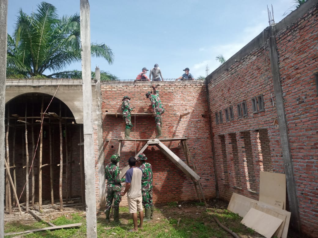 Selain Kegiatan Fisik TMMD, Satgas Bersama Warga Ikut Goro perbaikan Masjid