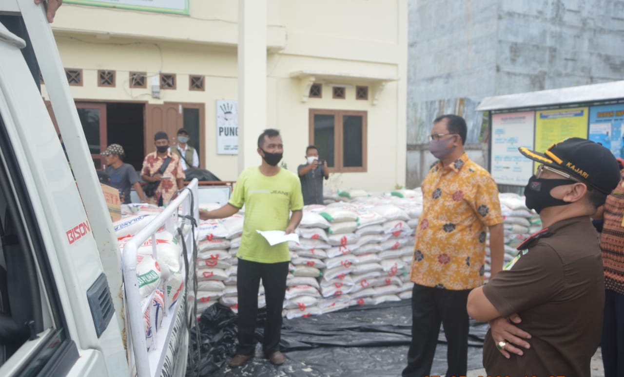 Suyatno Serahkan Bantuan Sembako 877 Paket di Parit Aman