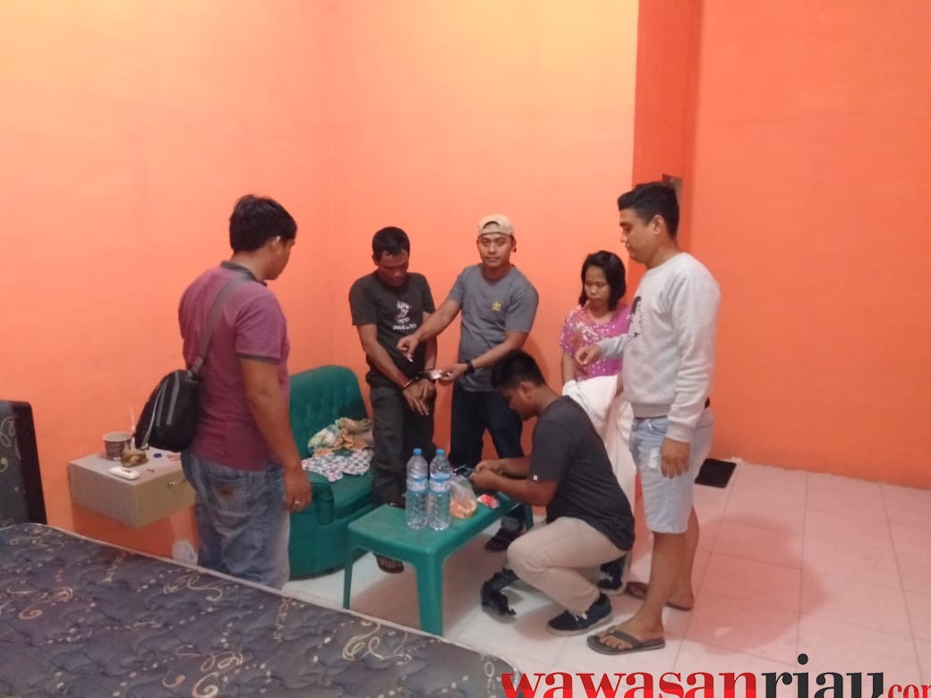 Bermain Narkoba Dikamar Hotel 