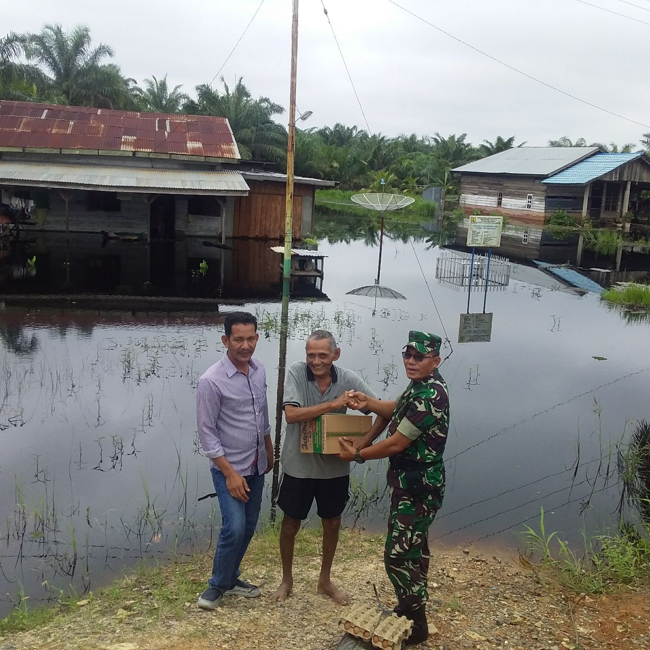 Danramil 05/RM Berikan Bantuan Sembako Kepada Masyarakat Korban Banjir