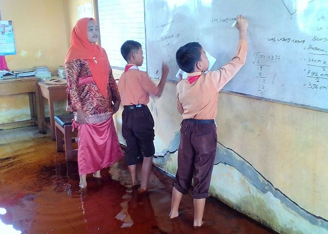 Miris!! Siswa SDN di Rohil Ini Belajar Dalam Genangan Banjir