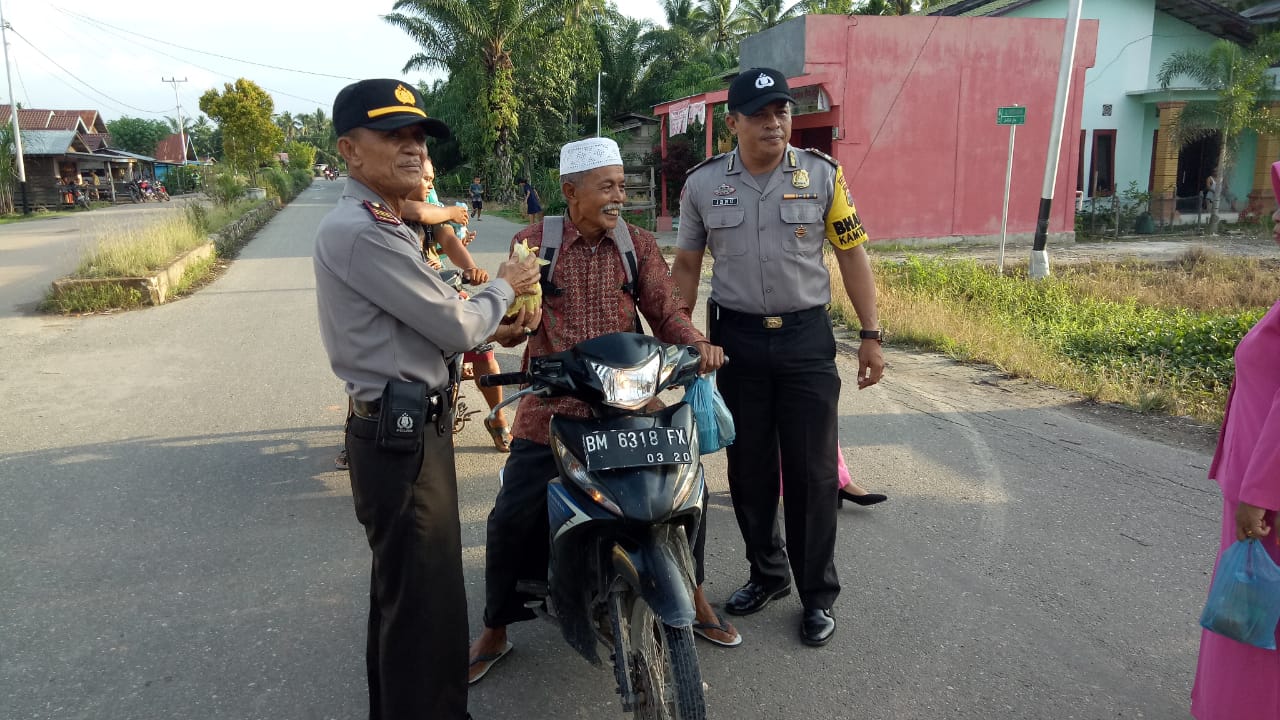 Kapolsek Kubu ! Jangan Berhenti Berbuat Kebajikan Dengan Bagi-bagi Takjil Kewarga