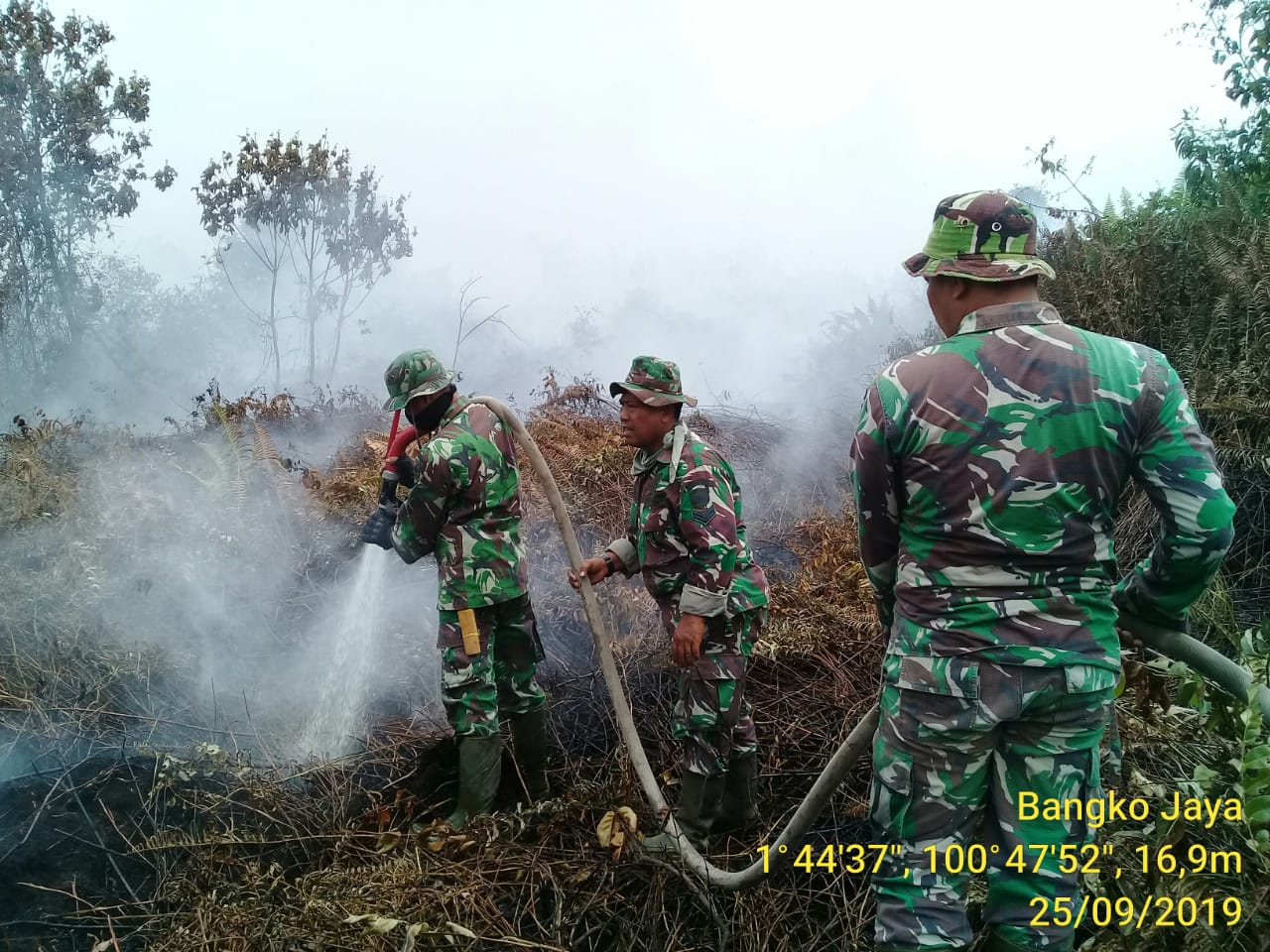 Koramil 05/RM Terus Lakukan Pemadaman Karlahut Koramil 05/RM Terus Lakukan Pemadaman Karlahut