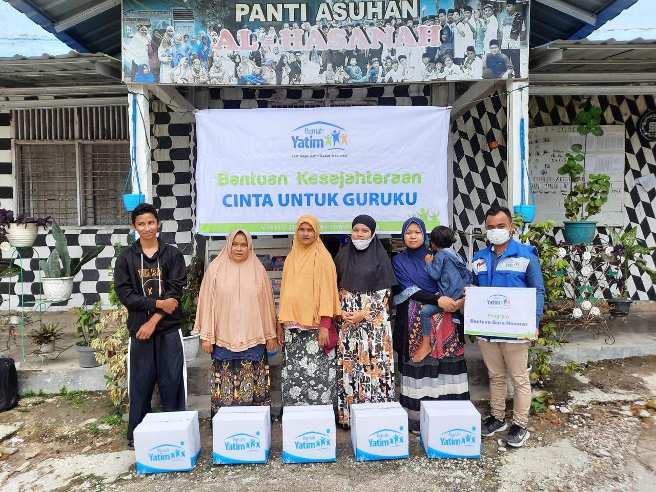 Rumah Yatim Riau Berikan Bingkisan Untuk Guru Dan Siswa SD
