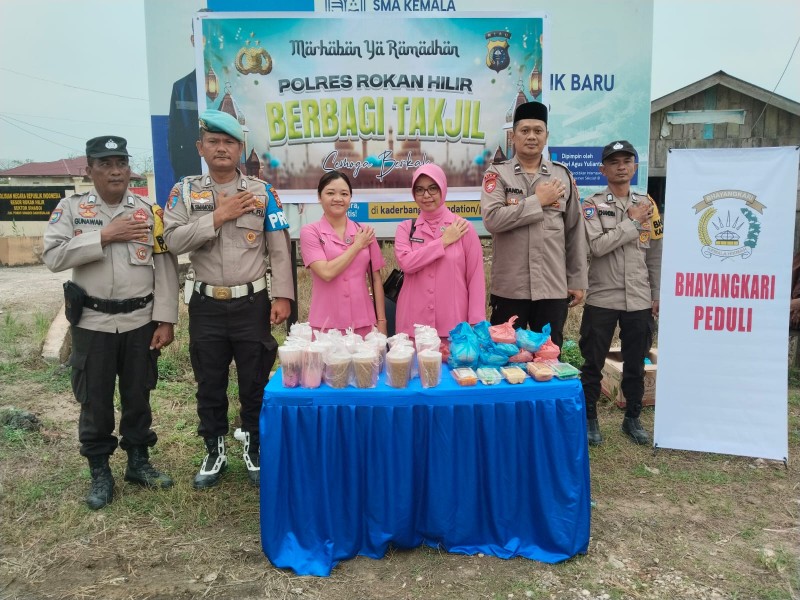 Polsek Sinaboi Bersama Bhayangkari Bagikan Takjil ke Masyarakat Geratis