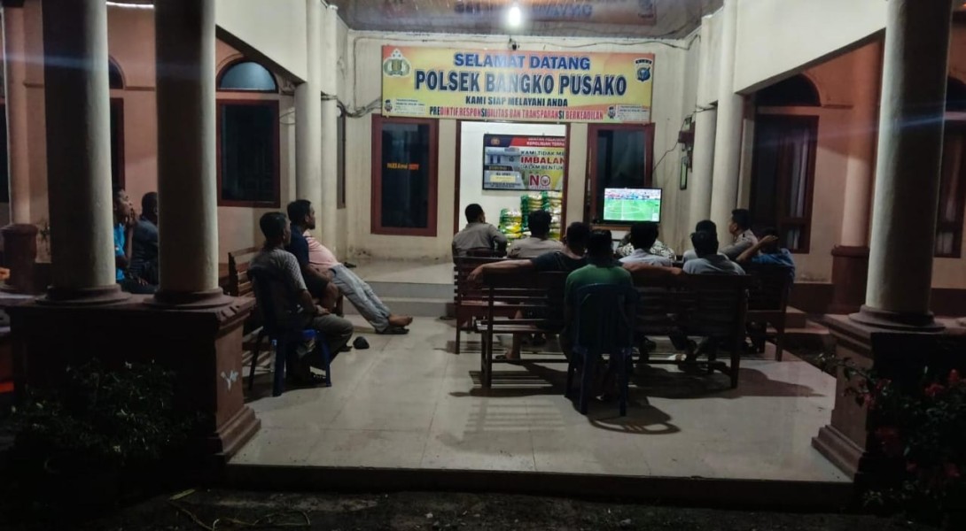 Cara Humanis Jaga Kamtibmas Polsek Bangko Pusako Nobar Final Piala Dunia 2026 bareng Warga