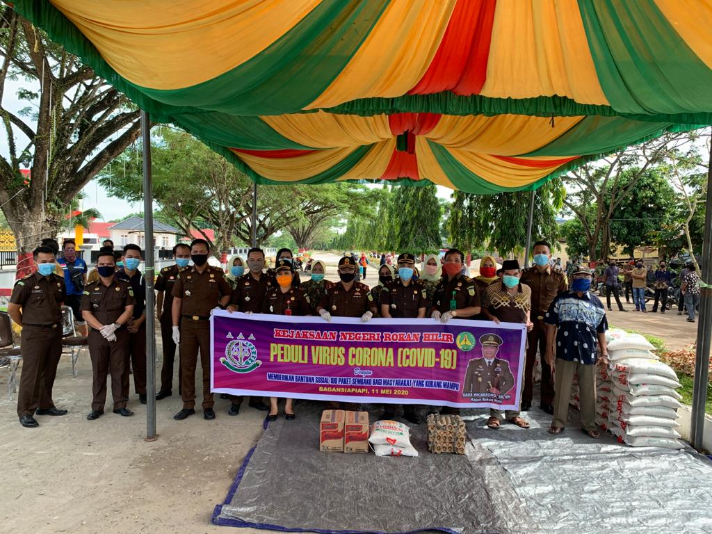 Hebat, Kejari Rohil dan IAD Bagikan Ratusan Sembako Masyarakat Miskin